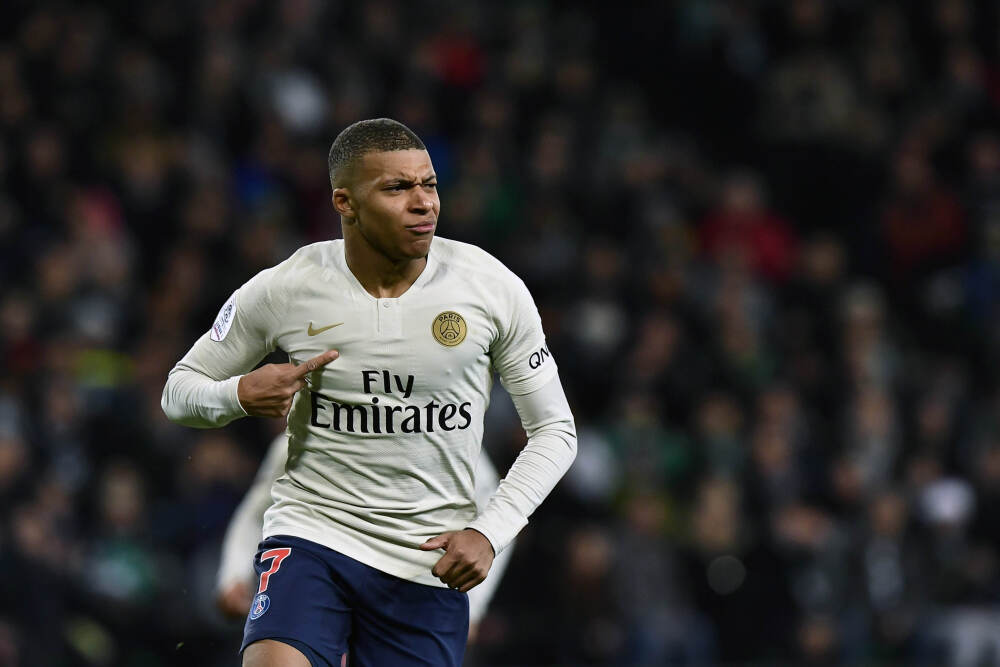 U23国足载誉而归! 上千球迷接机, 李昊最受欢迎, 球迷兴奋欢呼